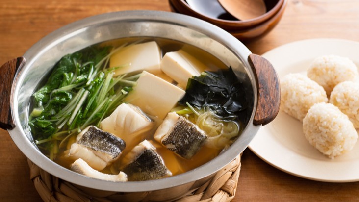 旬到来！たらと葉酸豊富な食材でぽかぽかになるカンタン寄せ鍋【医師監修の妊活レシピ】